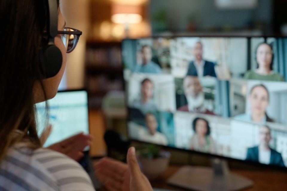 Un avocat peut-il plaider pour son client en visioconférence depuis son cabinet ? 