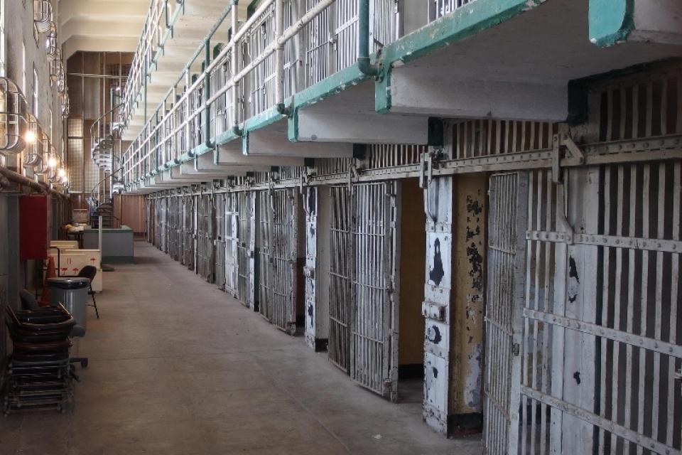 Une cellule de prison constitue-t-elle un domicile ? Précisions utiles